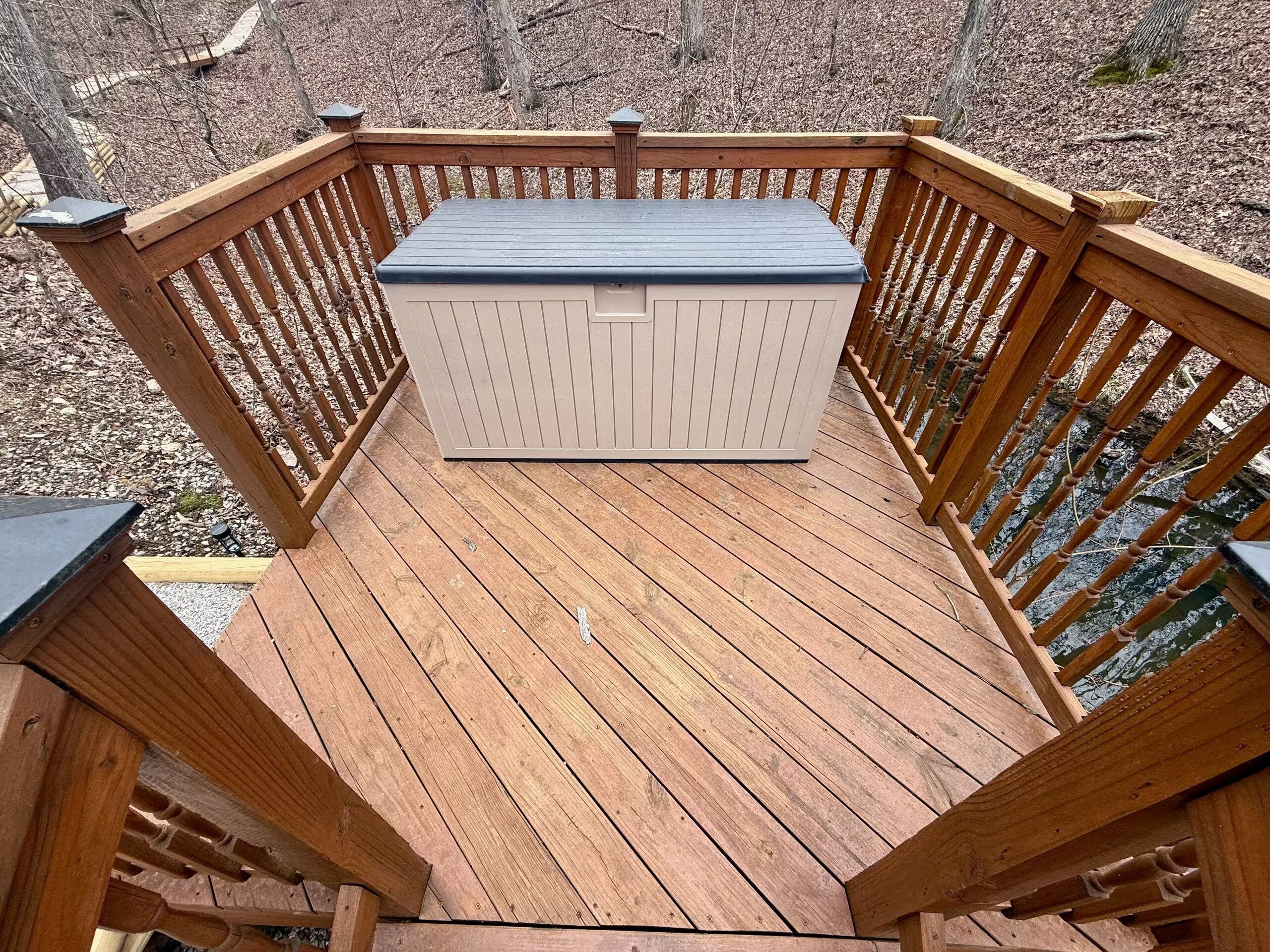 Une terrasse en bois dotée d’un espace de rangement intégré.
