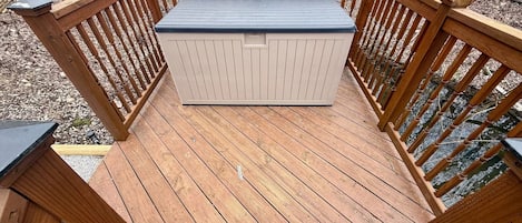 Eine Holzterrasse mit integriertem Stauraum.