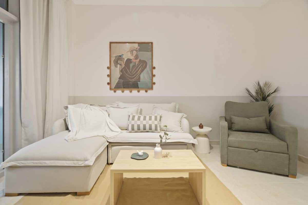 Standard Studio, Sea View