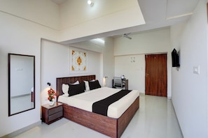 Classic Room | Desk, WiFi (free) - Super OYO Collection O Prayag Junction (Prayagraj)