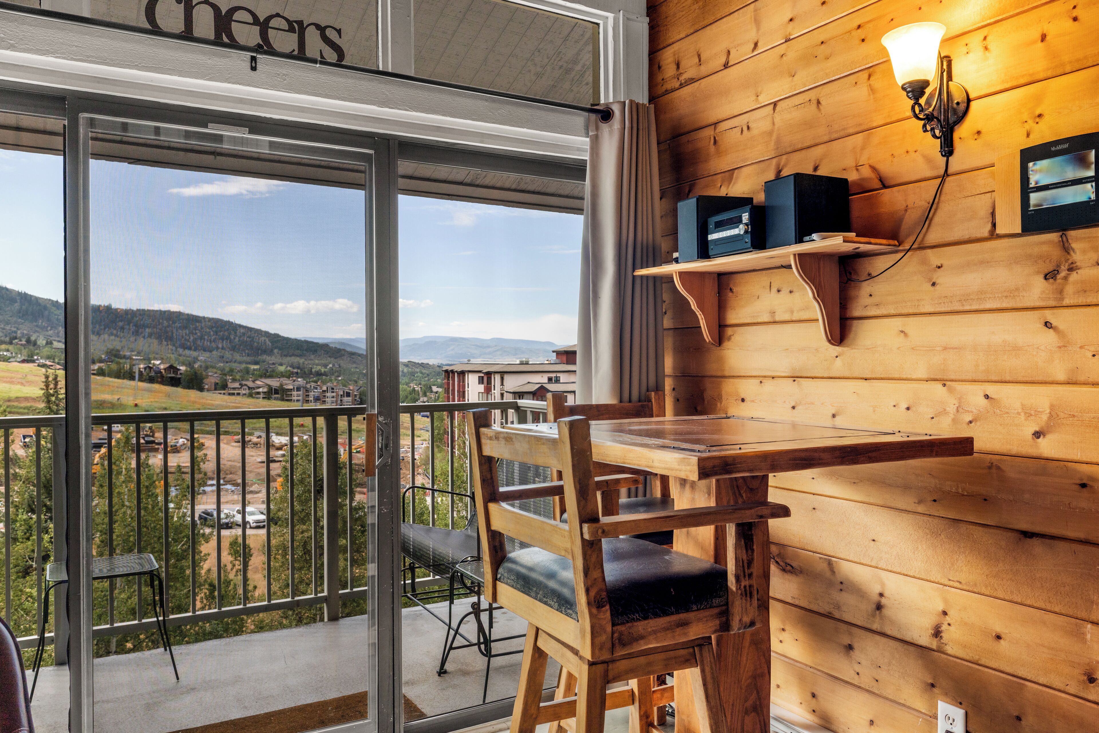 Un intérieur en bois avec un balcon donnant sur un paysage.