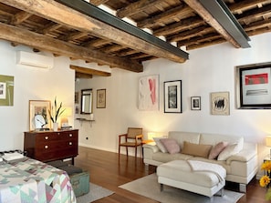 Smart TV, stereo - Elegant & Cozy 2-Bedroom Apartment Near the Colosseum and St. Mark's Maggiore in the heart of Monti (Roma)