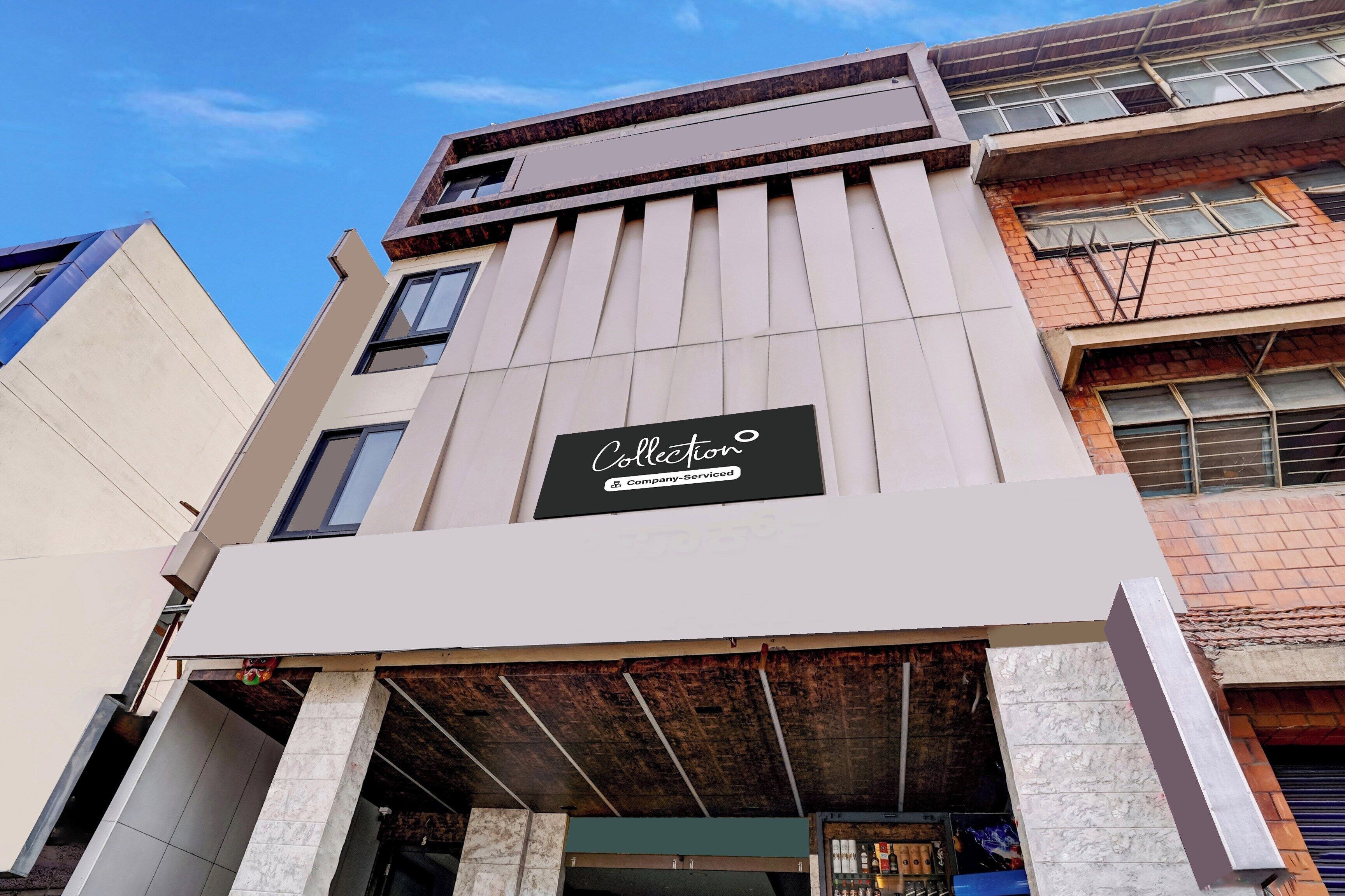 Un edificio con un cartel que dice 'Collection Company-Serviced'.