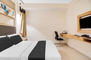 Classic Room | Desk, WiFi (free), bed sheets - Collection O Metro Park Opp Kalasipalya (Bangalore)