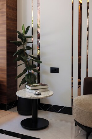Un interior moderno con una mesa redonda, una planta en maceta y una silla.