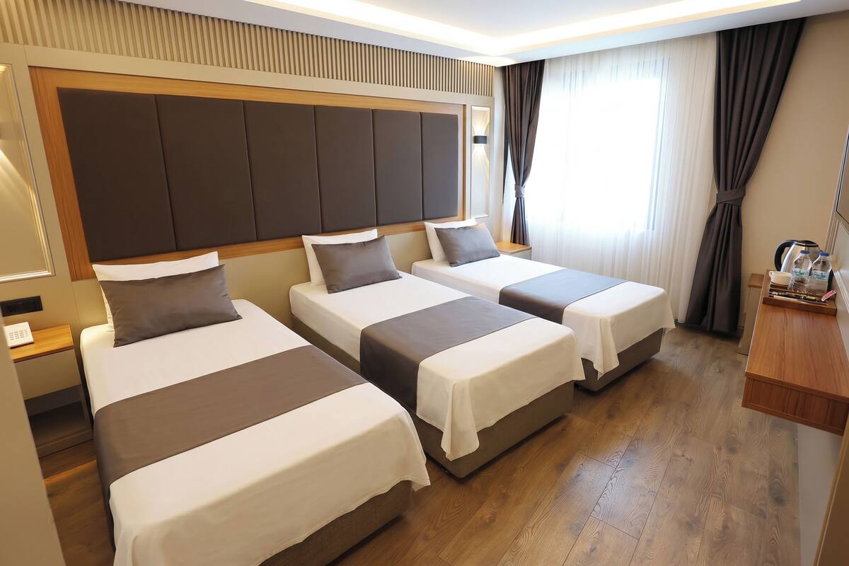 Triple Room | Desk, laptop workspace, free WiFi