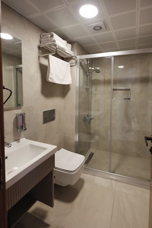 Douche, sèche-cheveux, serviettes fournies, savon