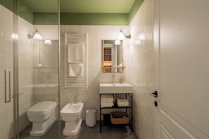 Standard Double or Twin Room, Garden View | Bathroom | Shower, towels, soap, shampoo - Vigne del Malina (Orzano)