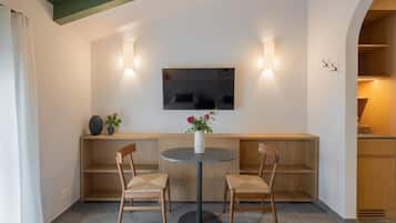 Habitación estándar con 1 cama doble o 2 individuales, vistas al jardín | Restauración