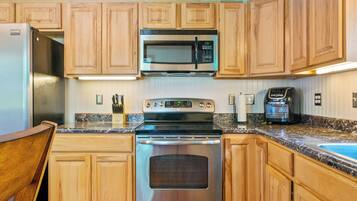 Coffee/tea maker, fridge, microwave, oven