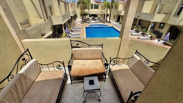 Classic-Doppelzimmer zur Einzelnutzung, Poolblick | Terrasse/Patio