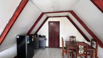 Mökki, 1 makuuhuone, tupakointi sallittu, patio | Ruokailu