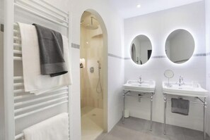 Bathroom - EXPERIENCE AUTHENTIC PARISIAN LIVING IN THE HEART OF SAINT-GERMAIN (Paris)