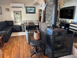 Una sala de estar moderna con chimenea, televisor y comedor.