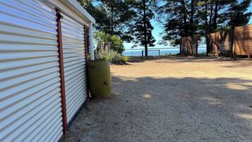 Bungalow, 1 chambre, fumeur, patio | Enceinte de l’hébergement
