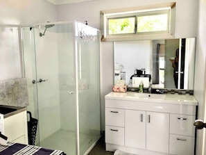 House, 2 Bedrooms, Smoking, Balcony | Bathroom - 2 Bedroom Private Unit With Enclosed Back Yard (Bairnsdale)