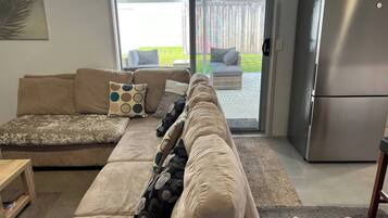 House, 2 Bedrooms, Smoking, Balcony | Living room | Books
