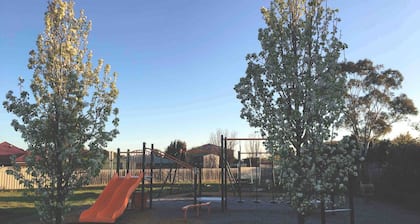 2 Bedroom Private Unit With Enclosed Back Yard