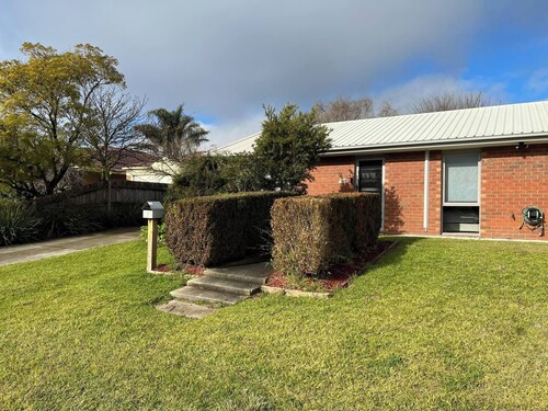 2 Bedroom Private Unit With Enclosed Back Yard