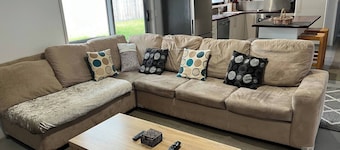 2 Bedroom Private Unit With Enclosed Back Yard