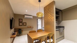 Cozinha moderna com armários brancos, bancada de granito e forno embutido.