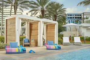 Outdoor pool - Fontainebleau Miami Resort (Miami Beach)