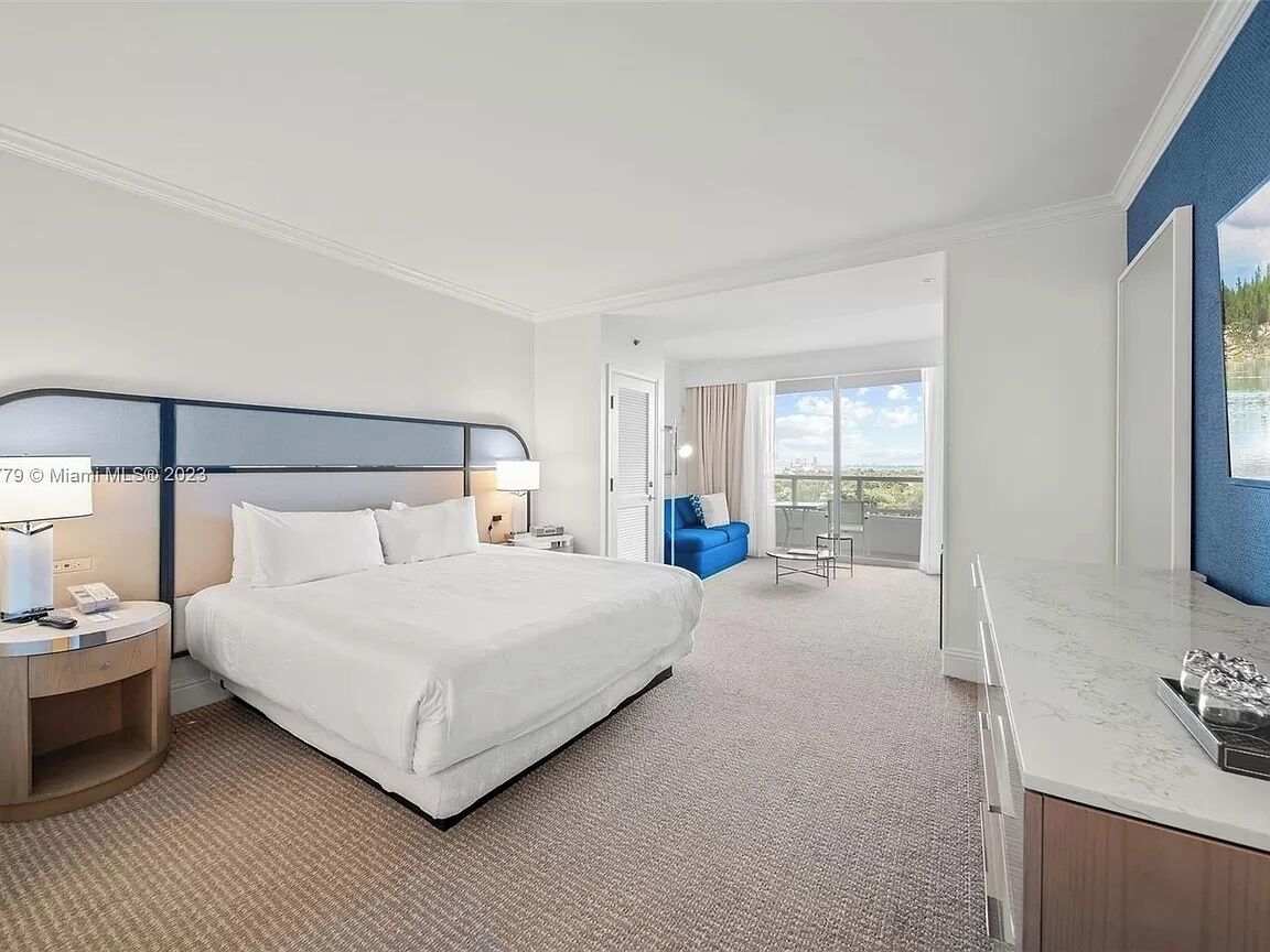 Luxury Studio | Iron/ironing board, WiFi (free), bed sheets