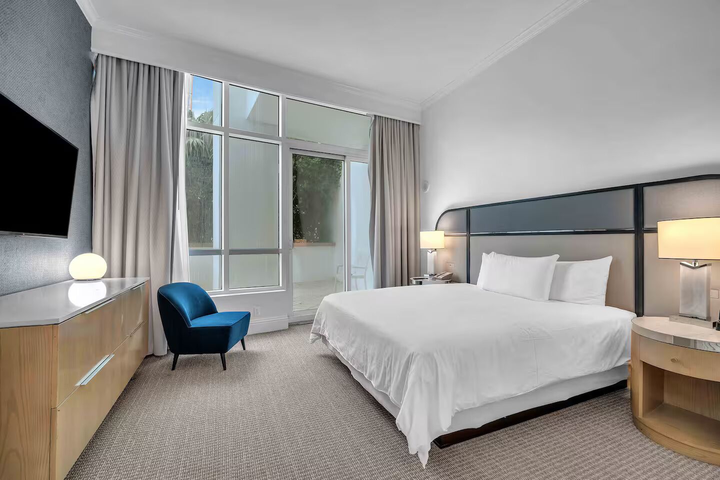 Luxury Apartment | Iron/ironing board, WiFi (free), bed sheets