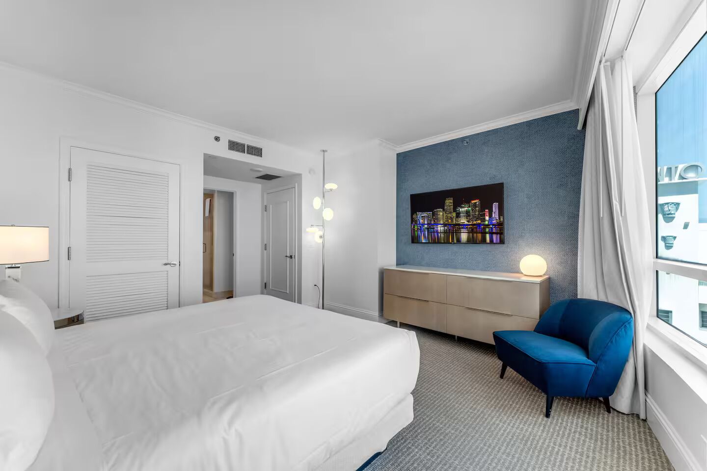 Luxury Apartment | Iron/ironing board, WiFi (free), bed sheets
