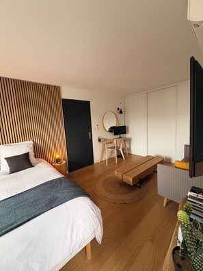 3 habitaciones, escritorio y tabla de planchar con plancha 