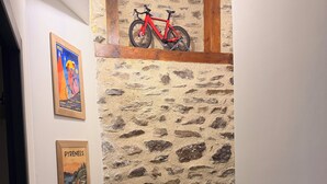 Una escalera con pared de piedra y una bicicleta fijada en ella.