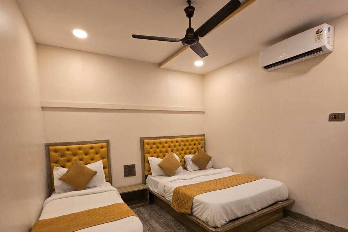 Habitación triple Deluxe | Camas con efecto memoria, escritorio y espacio para trabajar con laptop