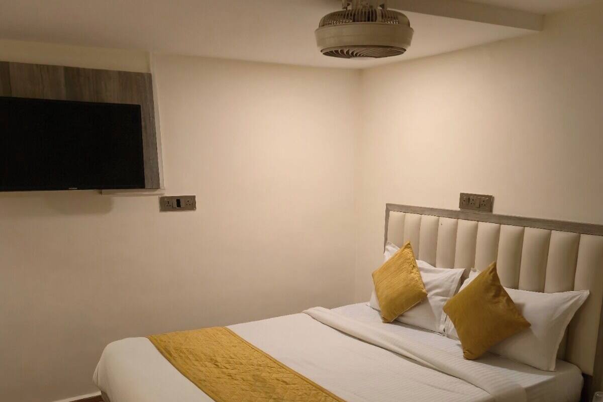 Habitación doble superior | Camas con efecto memoria, escritorio y espacio para trabajar con laptop