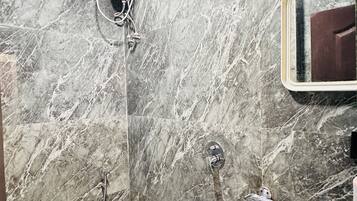 Habitación doble Deluxe | Baño | Regadera, amenidades de baño gratuitas, toallas, jabón