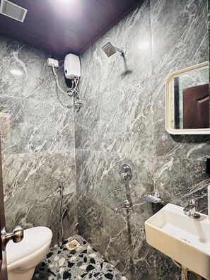 Deluxe Double Room | Bilik Mandi | Pancuran mandi, kelengkapan dandanan diri percuma, tuala disediakan 