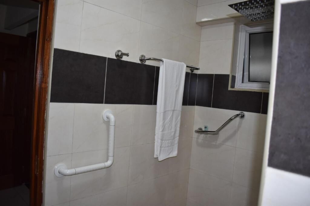 Dusche, kostenlose Toilettenartikel, Haartrockner, Hausschuhe