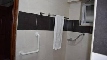 Dusche, kostenlose Toilettenartikel, Haartrockner, Hausschuhe