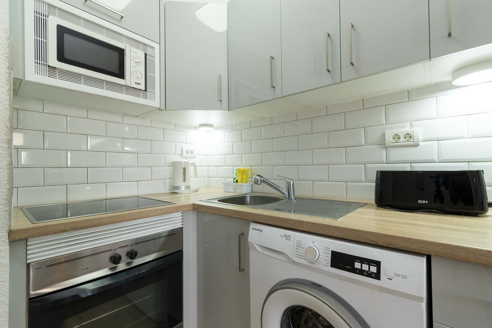 Coffee/tea maker, fridge, microwave, oven