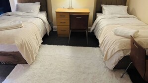 A twin room with two beds, a desk, and a chair. - Room-home Away From Home in Salford (Salford)