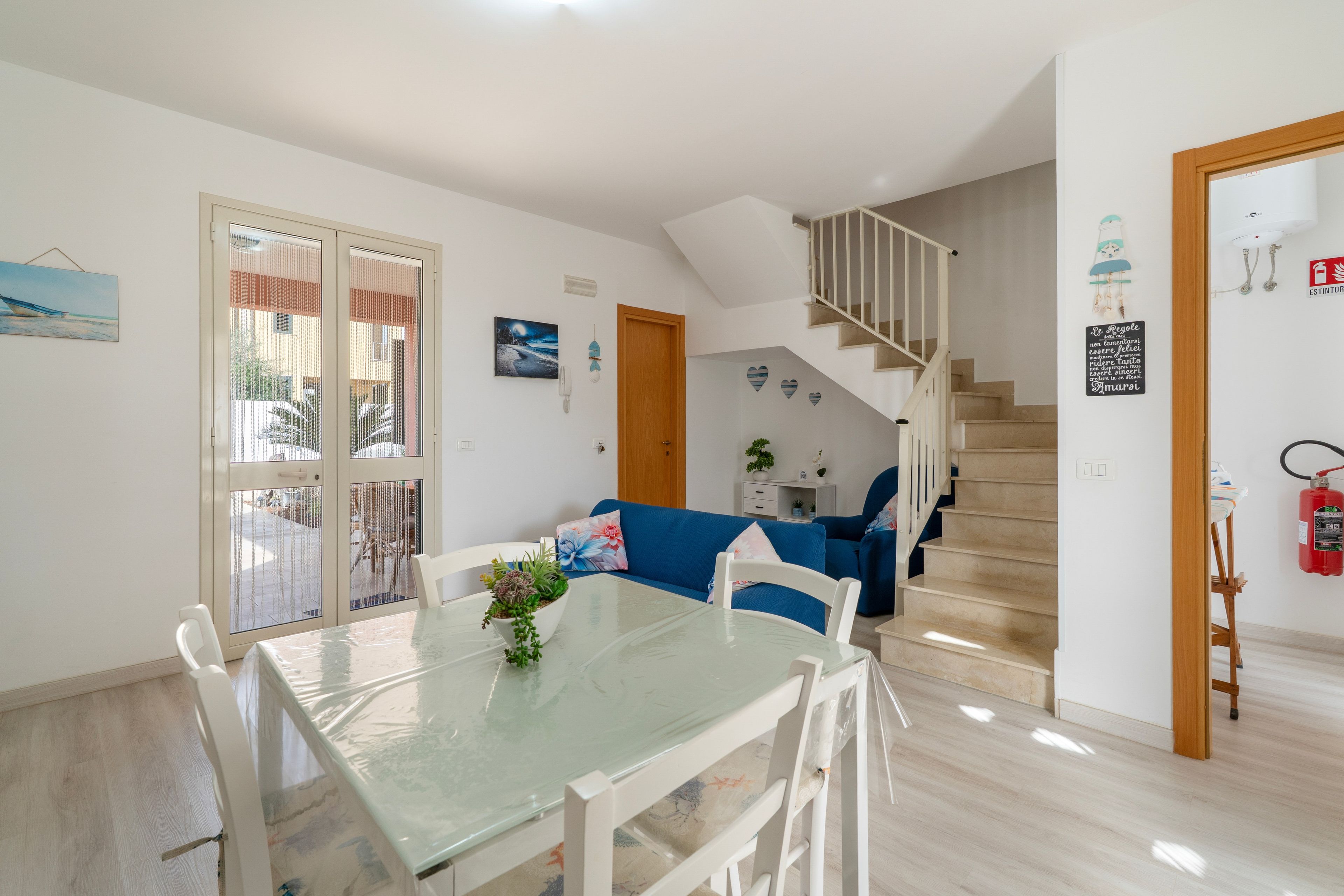 Un intérieur moderne comprenant un coin repas, un escalier et un salon.