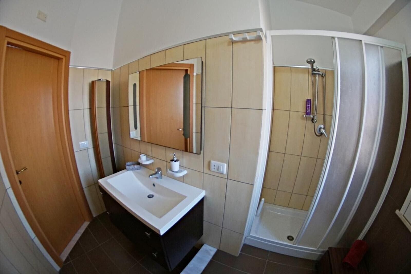Een douche, een haardroger, handdoeken