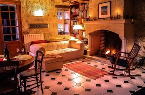 Fireplace, stereo - Holiday Home 'La Chapelle Aux Roses' with Private Pool, Shared Terrace and Wi-Fi (Lagarde)