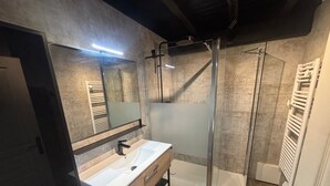 Douche, sèche-cheveux, serviettes fournies