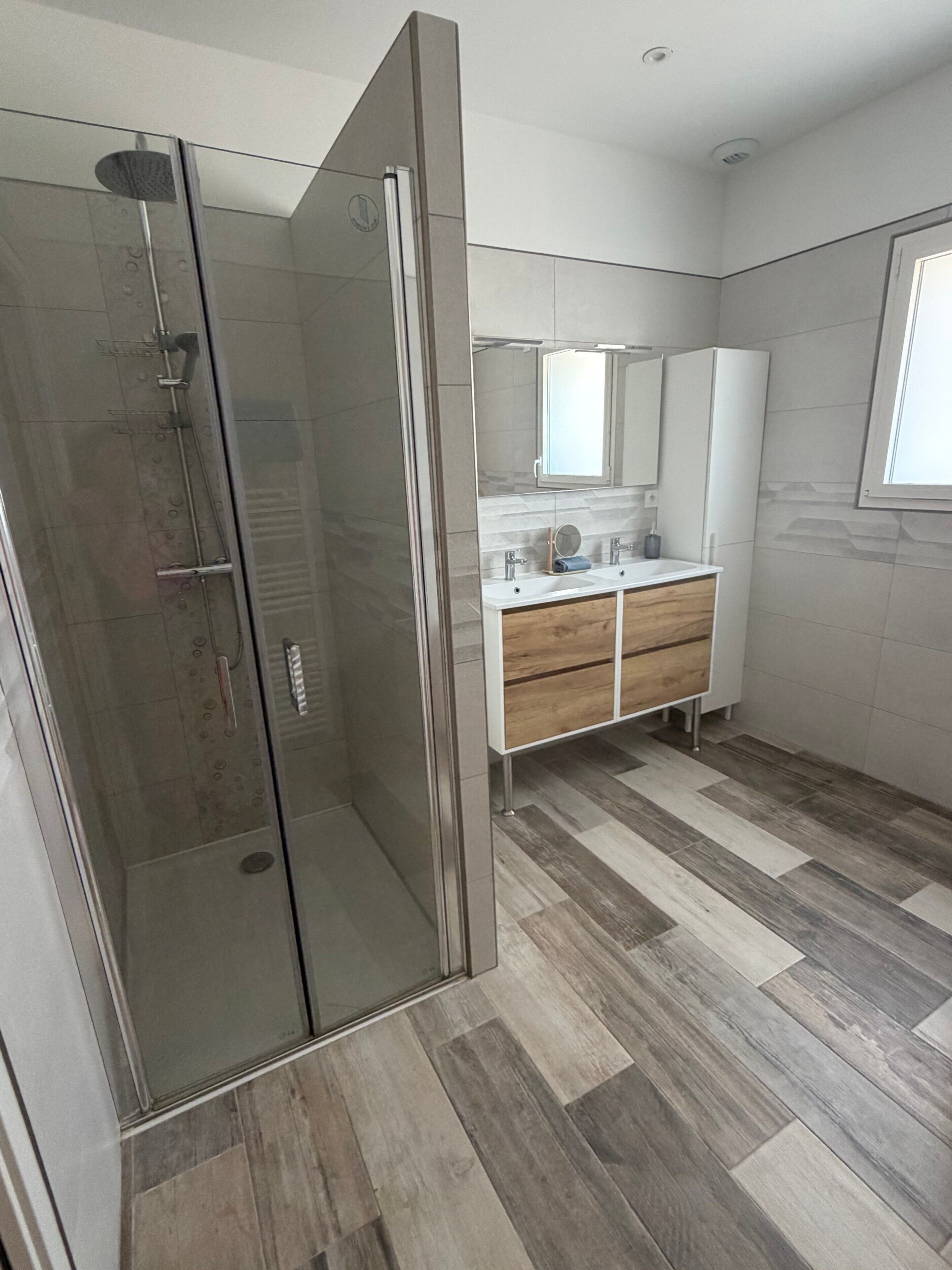 Een douche, een haardroger, handdoeken