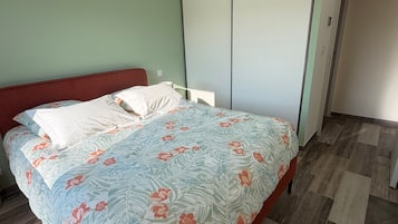 4 bedrooms, iron/ironing board, WiFi, bed sheets