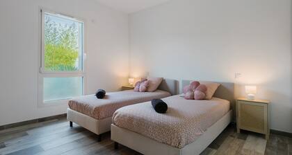 Villa Lumina Single-Story for 8–10 Guests with Private Terrace, Wi-Fi, and Air Conditioning