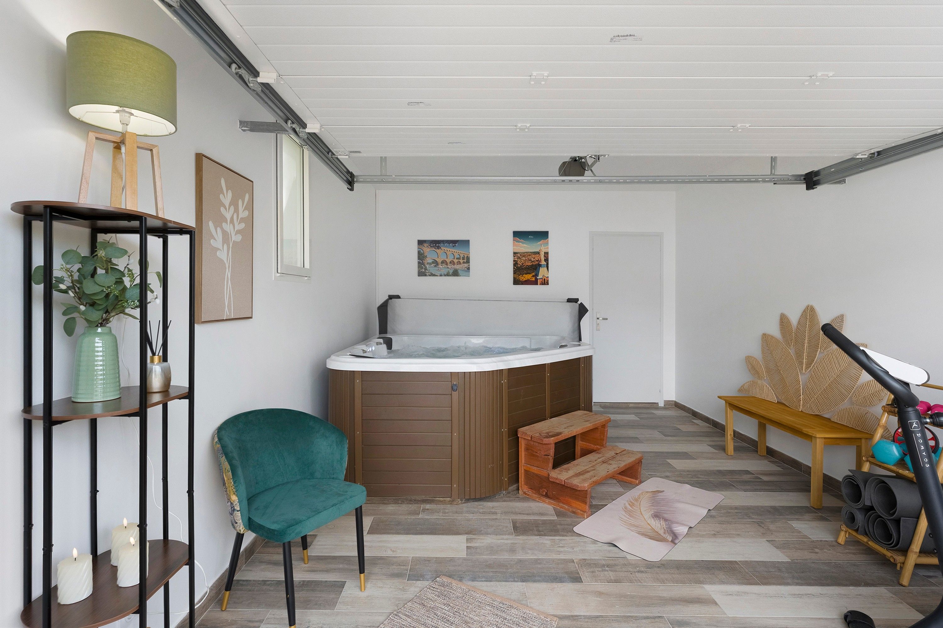 Et moderne værelse med jacuzzi, en grøn stol, en træbænk og træningsudstyr.