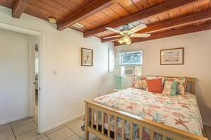 3 bedrooms, WiFi (free), bed sheets - Walk to Mashes Sands Beach, boat from your private dock, and bask in Old Florida in this one-story canal-front home (Panacea)