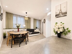 Interior - THE SPACIOUS Apartment for 8–10 People in the Heart of Blois (Blois)