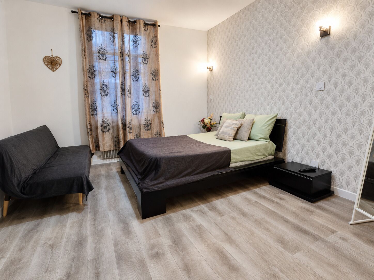 3 slaapkamers, een strijkplank/strijkijzer, reisbedje, gratis wifi